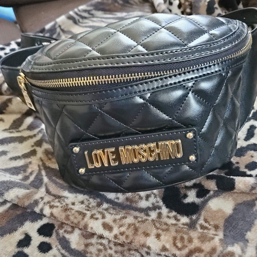 Love moschino fannypack